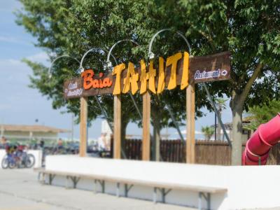 Ingresso del ristorante Baia Tahiti vicino alla spiaggia.