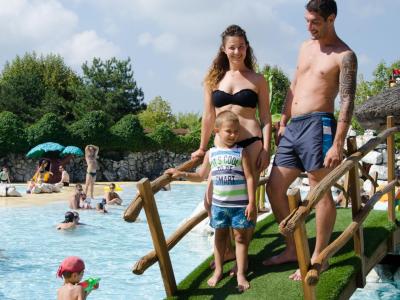 Un gruppo di persone che giocano in una piscina.