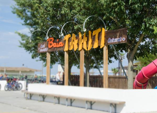 Ingresso del ristorante Baia Tahiti vicino alla spiaggia.