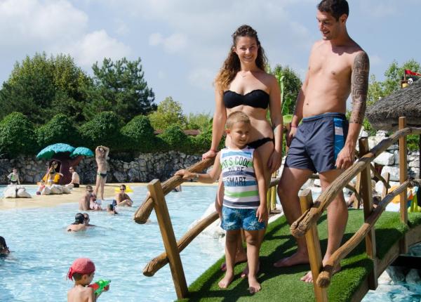 Un gruppo di persone che giocano in una piscina.